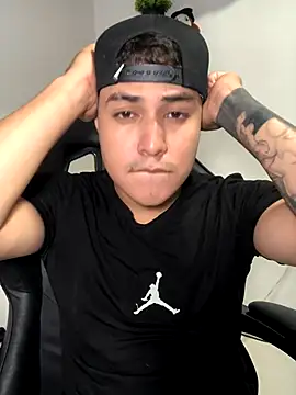 Snapshot of loki32men chatting on October 31, 4:24 am loki32men online show from October 31, 4:24 am