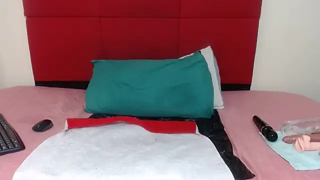 CurvyQueenx2 online show from March 25, 9:10 pm