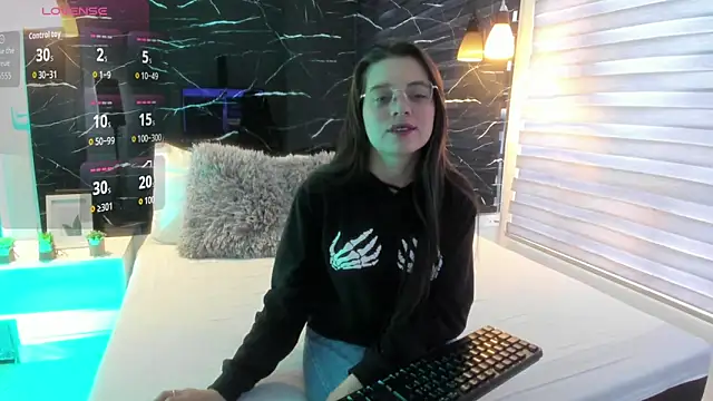 ZOE LE online show from November 4, 11:53 am