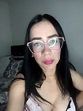 Snapshot of YaraDuartee chatting on April 7, 1:28 am YaraDuartee online show from April 7, 1:28 am