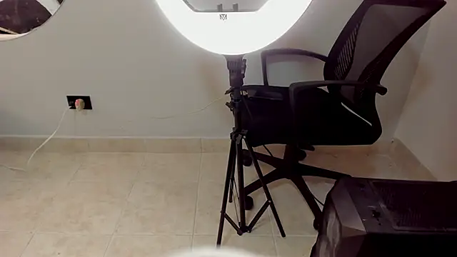 Snapshot of Angelina_Roa chatting on October 14, 7:25 pm Angelina Roa online show from October 14, 7:25 pm