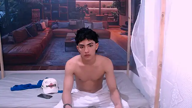 Snapshot of RomeoMillerr chatting on October 8, 7:44 pm RomeoMillerr online show from October 8, 7:44 pm