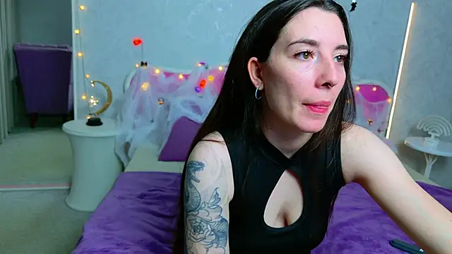 Snapshot of Curious_Lily chatting on October 28, 1:09 am Curious Lily online show from October 28, 1:09 am