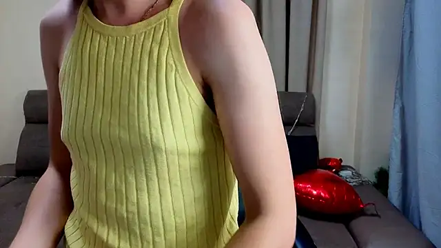 Snapshot of Emilly__Grey chatting on February 16, 7:21 pm Emilly Grey online show from February 16, 7:21 pm