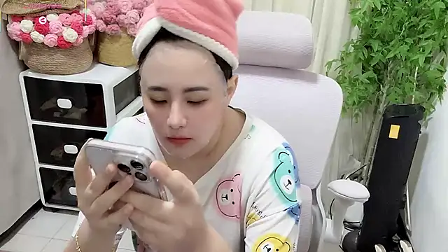 Snapshot of NEWONETO chatting on June 13, 2:15 pm NEWONETO online show from June 13, 2:15 pm