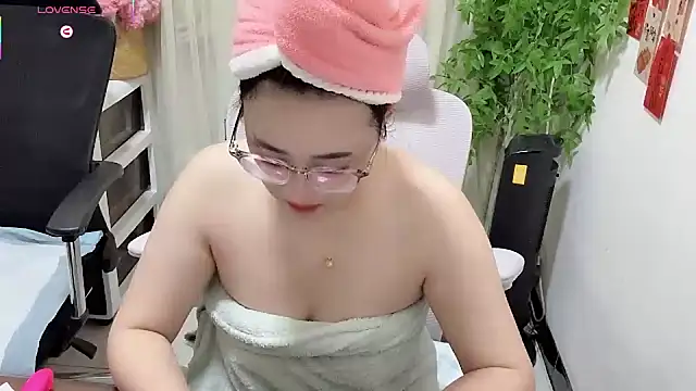 Snapshot of NEWONETO chatting on July 24, 12:25 pm NEWONETO online show from July 24, 12:25 pm