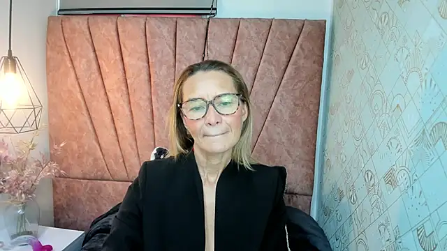 Snapshot of Issa_Milf__ chatting on November 17, 1:06 pm Issa Milf online show from November 17, 1:06 pm