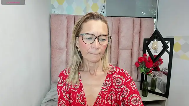 Snapshot of Issa_Milf__ chatting on December 16, 2:22 pm Issa Milf online show from December 16, 2:22 pm