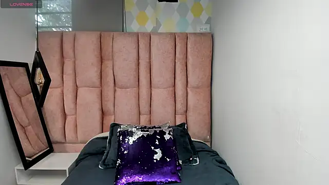 Issa Milf   online show from March 19, 1:15 pm