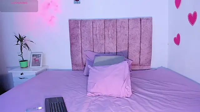 Snapshot of Mila_1wood chatting on November 6, 8:10 pm Mila 1wood online show from November 6, 8:10 pm