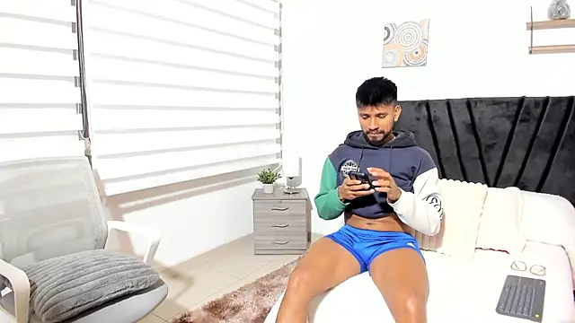 Taylormaccurdy  online show from October 7, 3:31 pm