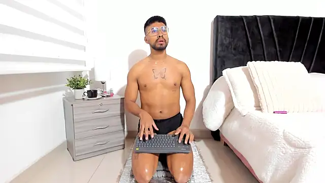 Taylormaccurdy  online show from October 18, 2:29 pm