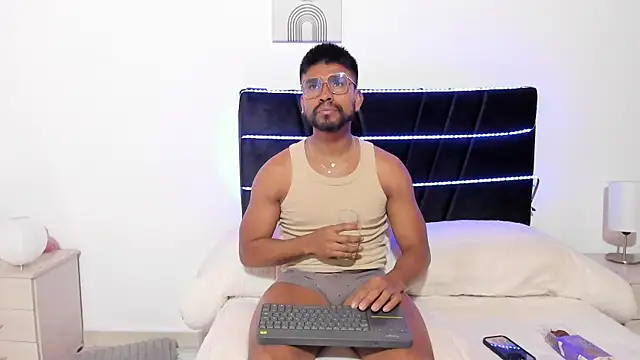 Taylormaccurdy  online show from November 7, 1:44 pm