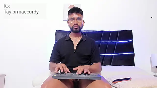 Taylormaccurdy  online show from December 5, 2:47 pm