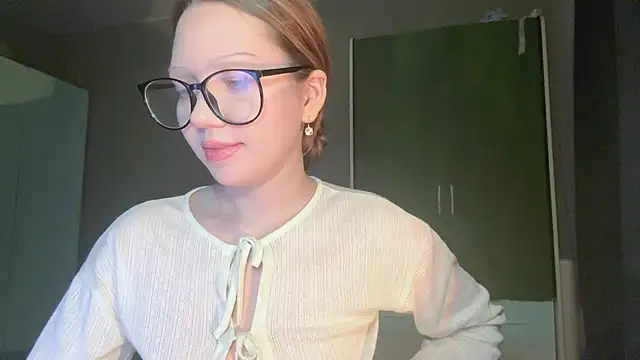 EmiIyKitty online show from November 2, 8:11 pm