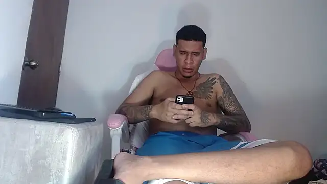 Snapshot of Adrew_fox chatting on October 25, 6:13 pm Adrew fox online show from October 25, 6:13 pm