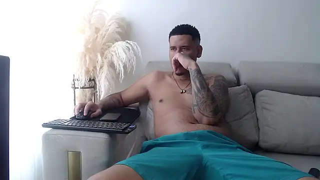 Snapshot of Adrew_fox chatting on December 5, 5:42 pm Adrew fox online show from December 5, 5:42 pm