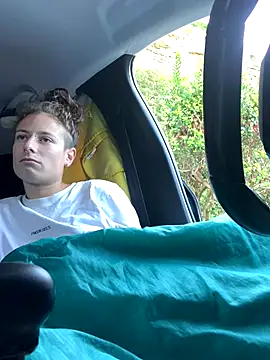 Snapshot of GoldenPussy1329 chatting on October 13, 8:47 am GoldenPussy1329 online show from October 13, 8:47 am