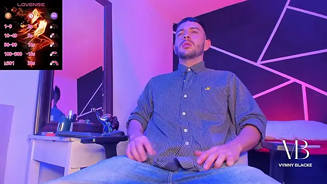 Snapshot of VynnyBlacke_ chatting on October 29, 8:10 pm VynnyBlacke online show from October 29, 8:10 pm