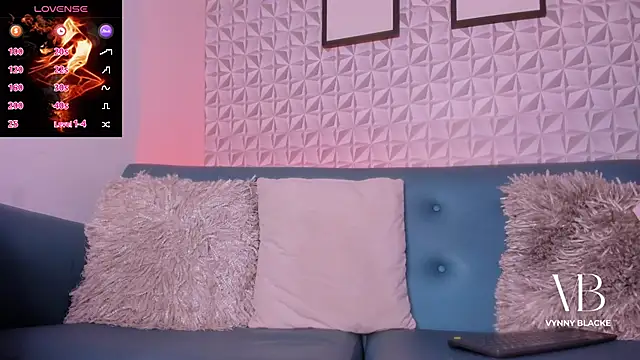 Snapshot of VynnyBlacke_ chatting on November 6, 8:10 pm VynnyBlacke online show from November 6, 8:10 pm