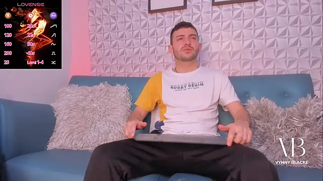 Snapshot of VynnyBlacke_ chatting on November 10, 8:19 pm VynnyBlacke online show from November 10, 8:19 pm