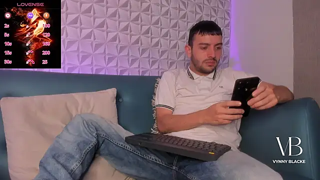 Snapshot of VynnyBlacke_ chatting on November 13, 7:24 pm VynnyBlacke online show from November 13, 7:24 pm