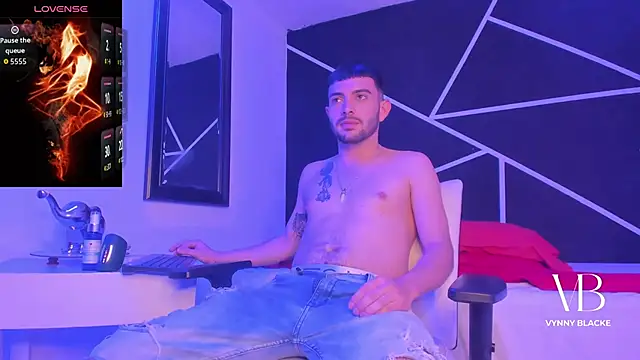 Snapshot of VynnyBlacke_ chatting on December 1, 10:15 pm VynnyBlacke online show from December 1, 10:15 pm