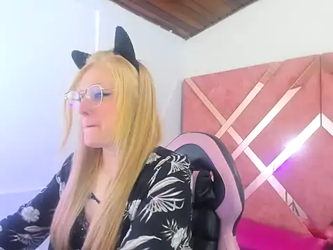 Snapshot of AliceCat_01 chatting on September 30, 4:06 am AliceCat 01 online show from September 30, 4:06 am