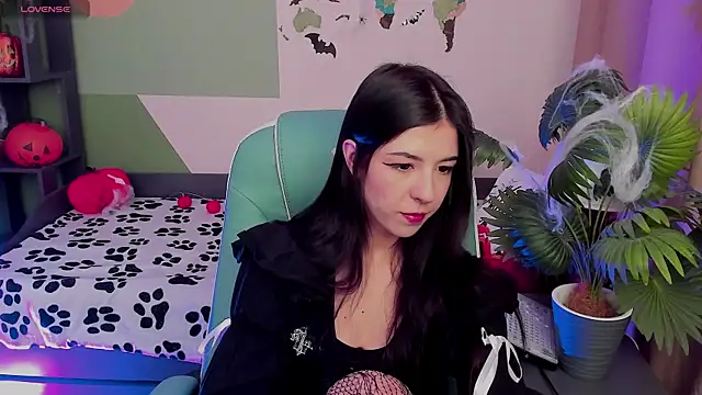 Snapshot of Azaliya_Haze chatting on October 22, 5:19 am Azaliya Haze online show from October 22, 5:19 am