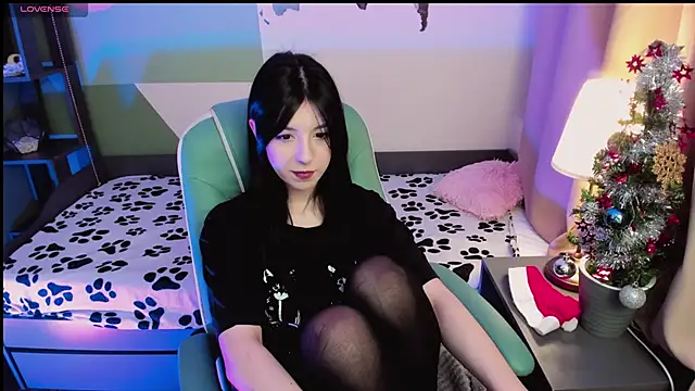 Snapshot of Azaliya_Haze chatting on December 14, 5:24 am Azaliya Haze online show from December 14, 5:24 am