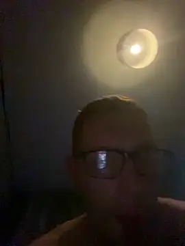 Snapshot of hungginger21 chatting on October 25, 4:42 am hungginger21 online show from October 25, 4:42 am