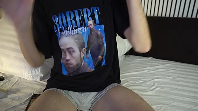 Snapshot of TommieHi chatting on October 23, 5:29 am TommieHi online show from October 23, 5:29 am