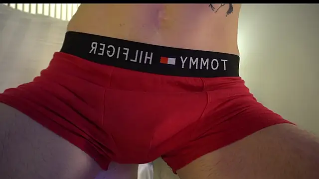 Snapshot of TommieHi chatting on October 24, 5:48 am TommieHi online show from October 24, 5:48 am