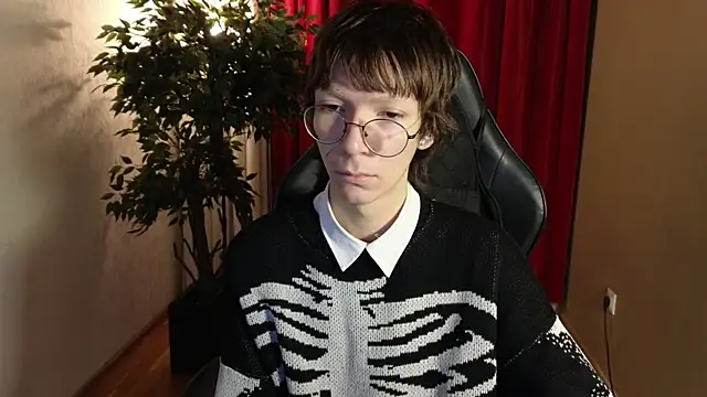 Snapshot of TommieHi chatting on November 16, 5:24 am TommieHi online show from November 16, 5:24 am