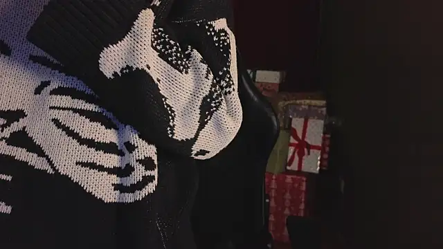 Snapshot of TommieHi chatting on November 28, 5:21 am TommieHi online show from November 28, 5:21 am