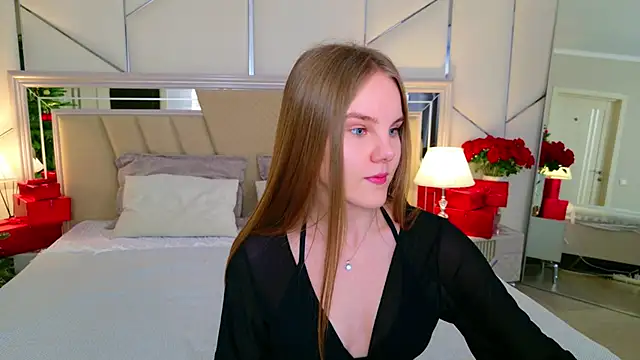 Lili Lohan online show from December 15, 5:17 pm