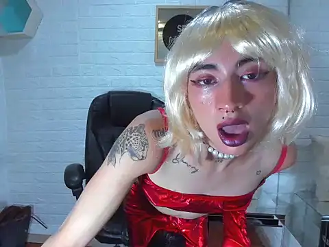 Snapshot of Mila_Leon chatting on October 3, 4:20 am Mila Leon online show from October 3, 4:20 am