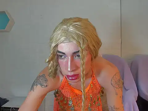 Snapshot of Mila_Leon chatting on October 17, 2:37 am Mila Leon online show from October 17, 2:37 am