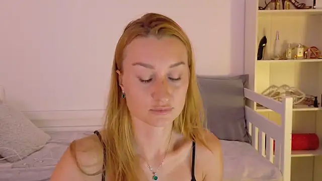 Snapshot of MysticRoxanne chatting on October 1, 7:42 pm MysticRoxanne online show from October 1, 7:42 pm