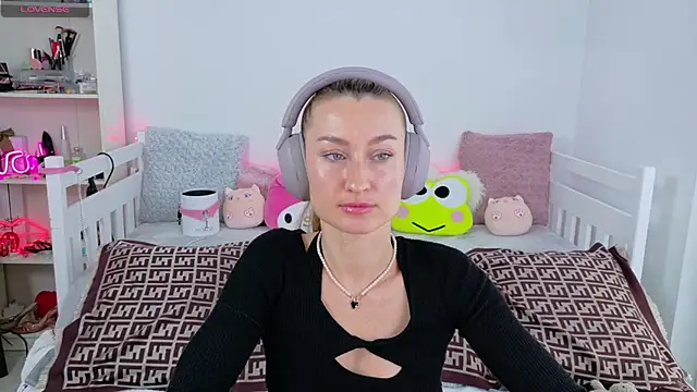 Snapshot of MysticRoxanne chatting on November 20, 8:36 am MysticRoxanne online show from November 20, 8:36 am