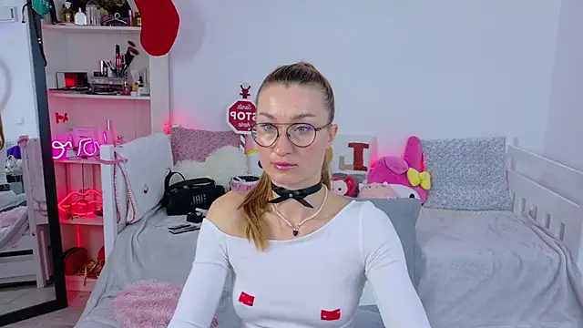 Snapshot of MysticRoxanne chatting on December 2, 8:30 am MysticRoxanne online show from December 2, 8:30 am