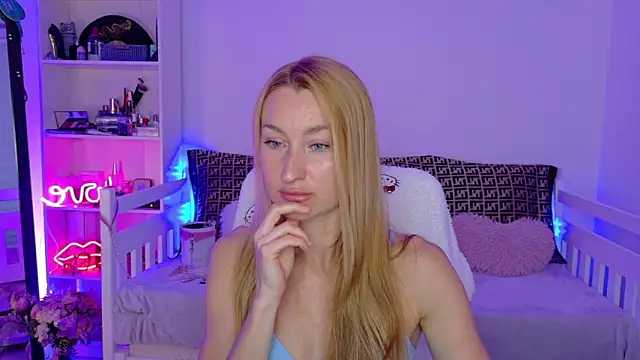 Snapshot of MysticRoxanne chatting on December 23, 6:55 am MysticRoxanne online show from December 23, 6:55 am