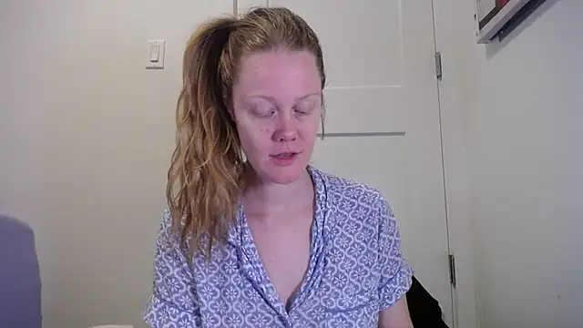 Snapshot of naughtyfox89 chatting on March 22, 3:32 am naughtyfox89 online show from March 22, 3:32 am