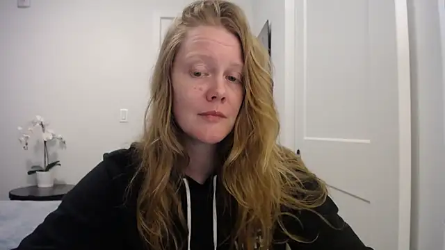Snapshot of naughtyfox89 chatting on April 18, 3:21 am naughtyfox89 online show from April 18, 3:21 am