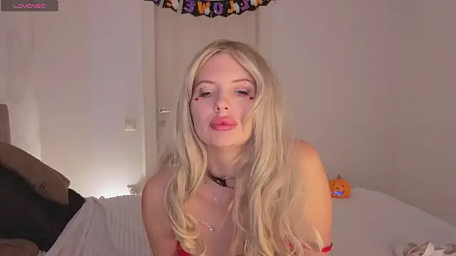 SweetCherryBlonde online show from November 3, 8:59 am