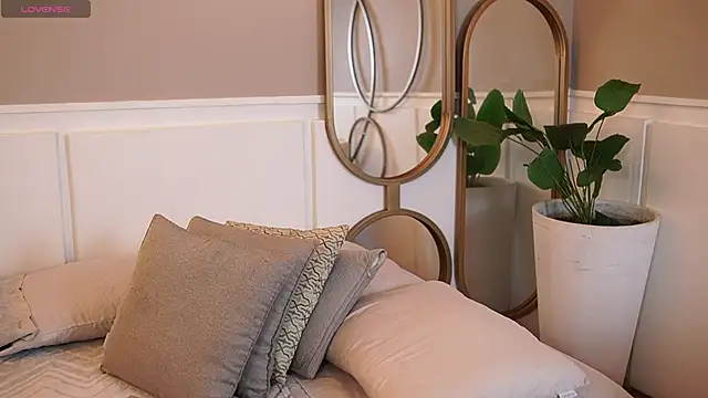 Roxy Vega online show from November 8, 12:38 pm