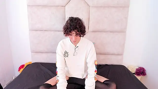 Snapshot of Scaarlett_22_ chatting on October 19, 5:24 pm Scaarlett 22  online show from October 19, 5:24 pm