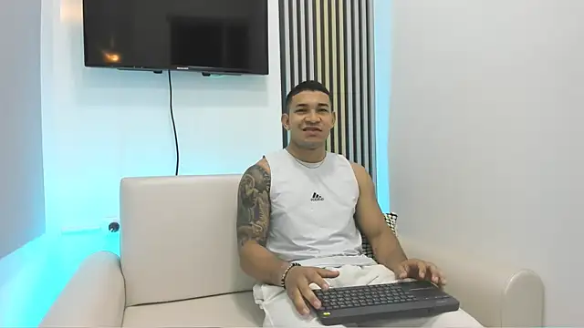 Snapshot of venedic_bull chatting on October 2, 12:23 pm venedic bull online show from October 2, 12:23 pm