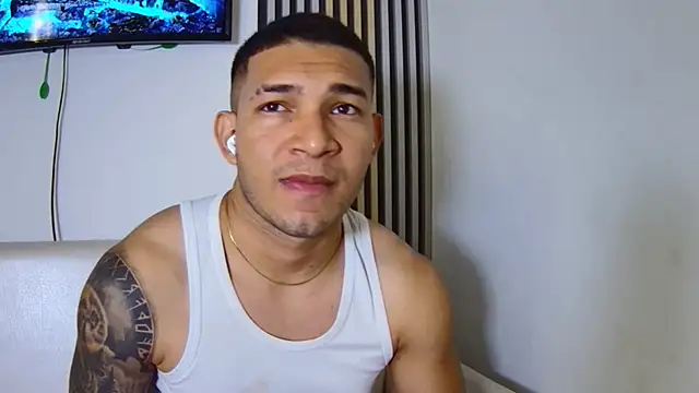 Snapshot of venedic_bull chatting on December 2, 12:43 pm venedic bull online show from December 2, 12:43 pm