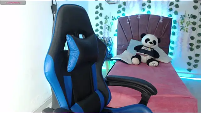 Snapshot of Chloe-laurent03 chatting on October 21, 8:31 pm Chloe-laurent03 online show from October 21, 8:31 pm